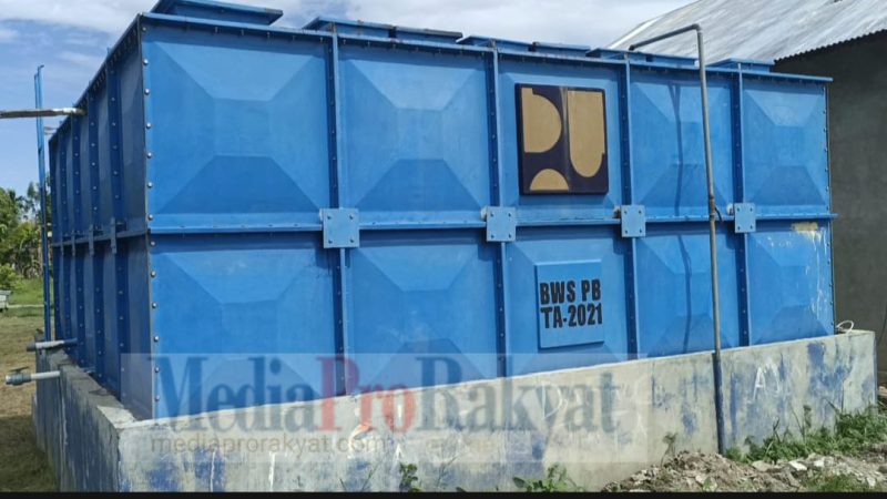 Tampak dalam gambar, sebuah tangki air yang biasa disebut tandon atau toren air.
(Foto: Haiser Situmorang / MPR)  