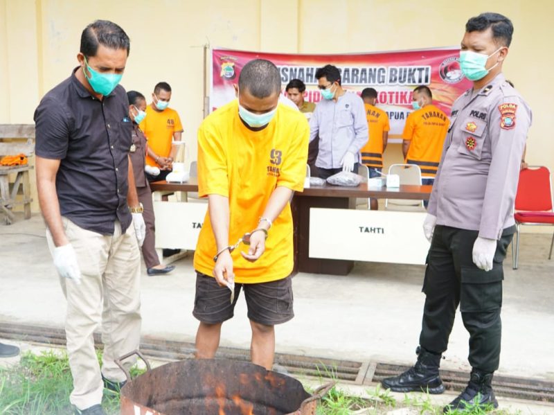 Empat Kasus Narkotika Diungkap, Polda Papua Barat Musnahkan Barang Bukti di Hadapan Tersangka