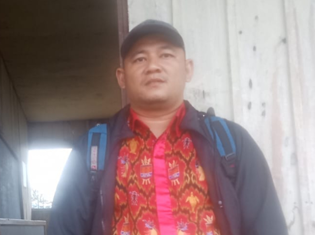 Keterangan Gambar: Jayan Pradana Purba, salah satu guru SD Negeri 1 Wowarek, saat acara syukuran kelulusan yang berlangsung di halaman sekolah, Distrik Kurulu, Kabupaten Jayawijaya, Provinsi Papua Pegunungan, memberikan keterangan kepada wartawan Mediaprorakyat.com . Foto: Julius Surabut / MPR