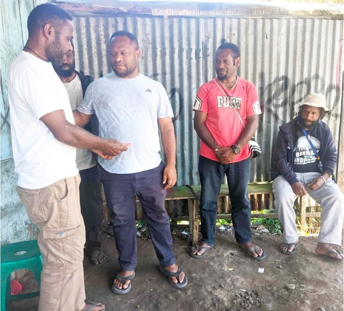 Senator Dapil Papua Pegunungan, Nelson Wenda, saat memberikan bantuan uang tunai kepada Agus Marian (memegang uang). (Foto: Julianus Surabut/MPR)