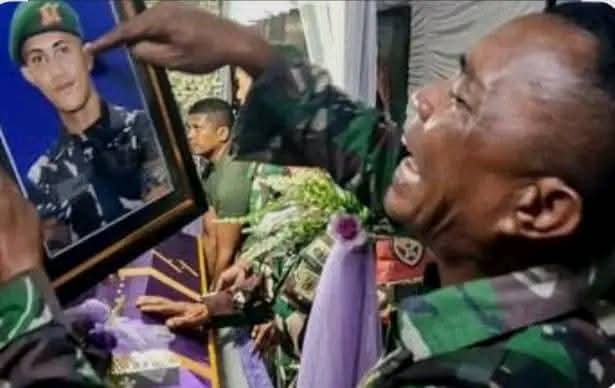 Ayah kandung Prada Lucky Namo, Serma Chrestian Namo yang saat itu menjabat sebagai Plt Danramil 1627-02 Pantai Baru, Rote Ndao menuntut keadilan atas kematian putranya. “TNI main-main dengan nyawa. Anak saya sudah tidak ada. Nyawa harus dibayar dengan nyawa. Saya minta keadilan!” (Foto: Istimewa)