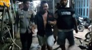Keterangan gambar: Pelaku penikaman (tengah) saat diamankan oleh petugas Polres Teluk Bintuni. (Foto: Humas Polres Teluk Bintuni)