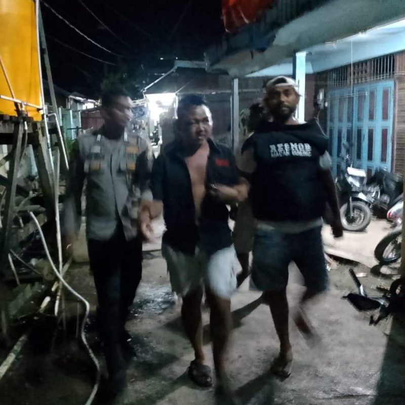 Keterangan gambar:
Pelaku penikaman (tengah) saat diamankan oleh petugas Polres Teluk Bintuni.
(Foto: Humas Polres Teluk Bintuni)