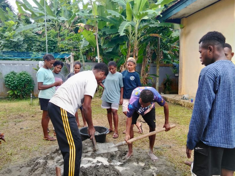 Keterangan Gambar:
Suasana kegiatan gotong royong di Asrama Mahasiswa Sorong Selatan, Jalan Amper, Amban, Manokwari.
