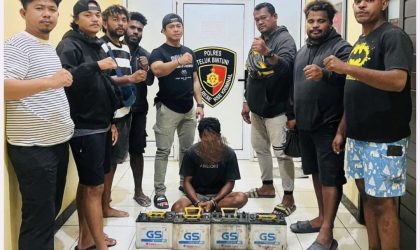 Keterangan Gambar: Tim Macan Gunung bersama terduga pelaku pencurian dan empat unit aki yang diduga merupakan barang bukti hasil pencurian. (Foto: Humas Polres Teluk Bintuni)