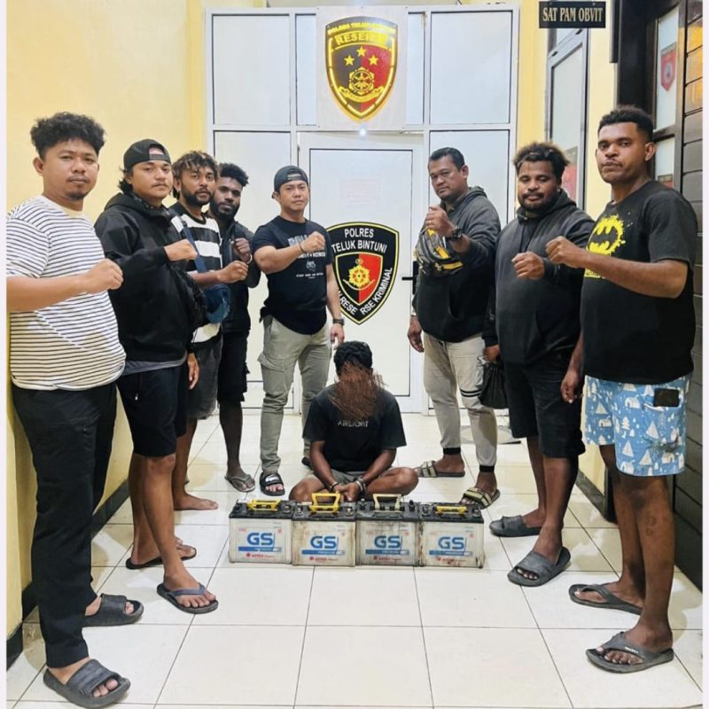 Keterangan Gambar: Tim Macan Gunung bersama terduga pelaku pencurian dan empat unit aki yang diduga merupakan barang bukti hasil pencurian. (Foto: Humas Polres Teluk Bintuni)
