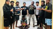 Keterangan Gambar: Tampak tangan terikat, YJ (terduga pelaku kasus asusila) berpose bersama Tim Macan Gunung di Mapolres Teluk Bintuni. (Foto: Humas Polres Teluk Bintuni)