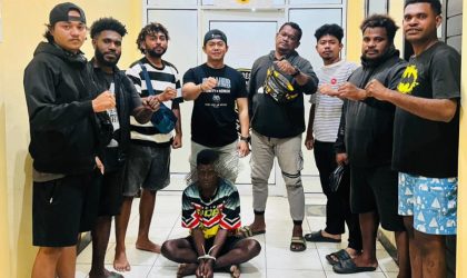 Keterangan Gambar: Tampak tangan terikat, YJ (terduga pelaku kasus asusila) berpose bersama Tim Macan Gunung di Mapolres Teluk Bintuni. (Foto: Humas Polres Teluk Bintuni)