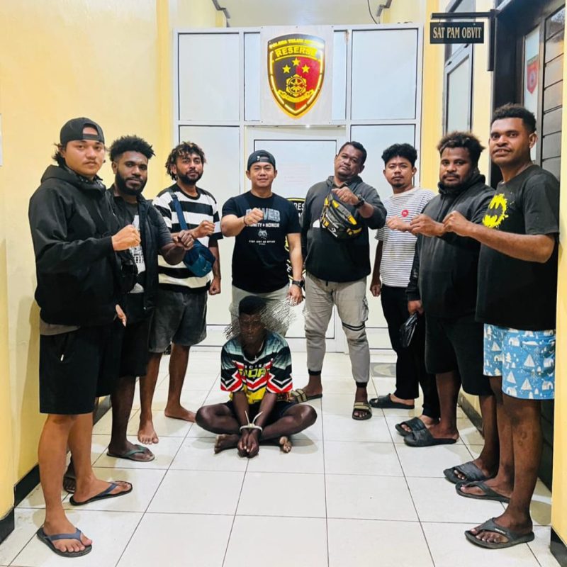 Keterangan Gambar:
Tampak tangan terikat, YJ (terduga pelaku kasus asusila) berpose bersama Tim Macan Gunung di Mapolres Teluk Bintuni.
(Foto: Humas Polres Teluk Bintuni)  