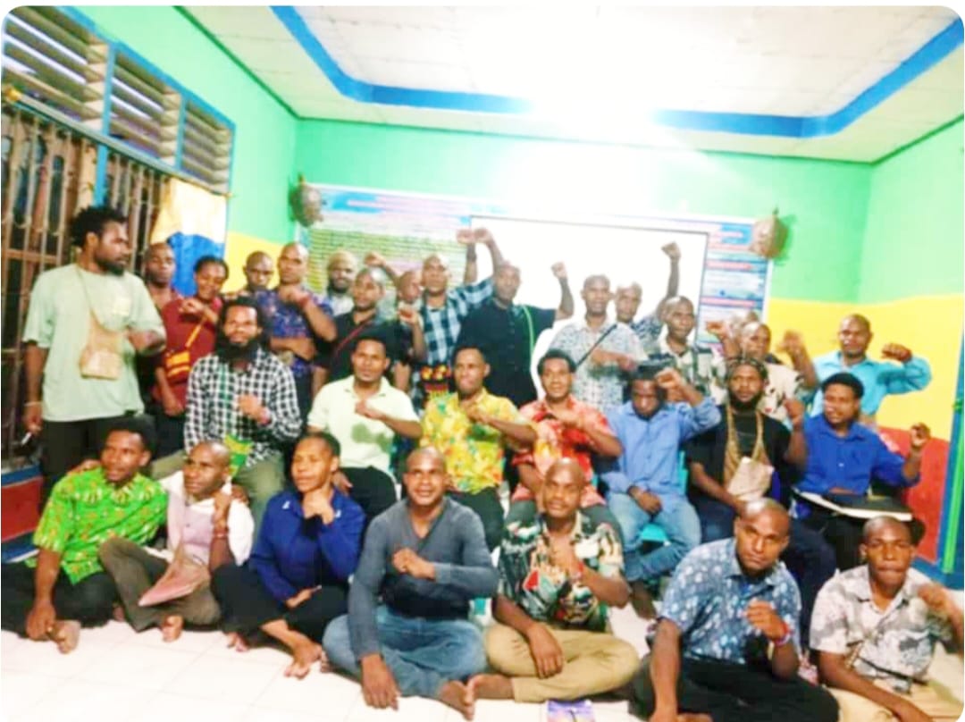 Keterangan Gambar: Seminar berlangsung hingga selesai, diakhiri dengan sesi foto bersama. Kegiatan ini dilaksanakan di Auditorium Asrama Mahasiswa Yalimo, yang beralamat di Kelurahan Amban, Kabupaten Manokwari, Provinsi Papua Barat.