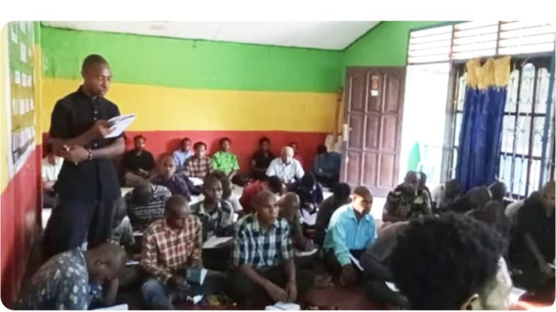 Keterangan Gambar:
Seminar berlangsung dengan lancar dan ditutup dengan sesi foto bersama pada hari yang sama. Kegiatan ini dilaksanakan di Auditorium Asrama Mahasiswa Yalimo, Kelurahan Amban, Kabupaten Manokwari, Provinsi Papua Barat.  