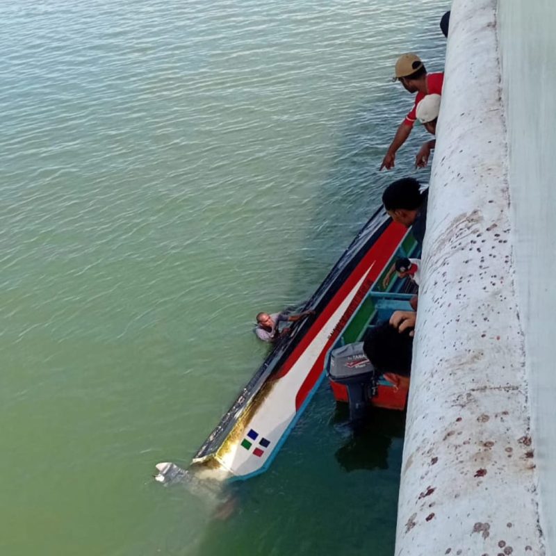 Sebuah perahu milik warga Babo terbalik saat hendak melakukan bongkar muat dari KM Fajar Mulia yang sedang labuh jangkar di perairan Babo, Minggu (3/8).
Foto: Kiriman warga Babo.  