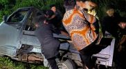 Keterangan gambar: Sejumlah pengguna jalan tampak membantu mengevakuasi kendaraan pick-up yang sempat keluar dari badan jalan di lokasi kecelakaan. (Sumber: Humas Polres Teluk Bintuni)