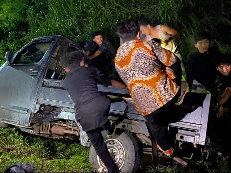 Keterangan gambar: Sejumlah pengguna jalan tampak membantu mengevakuasi kendaraan pick-up yang sempat keluar dari badan jalan di lokasi kecelakaan. (Sumber: Humas Polres Teluk Bintuni)