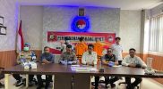 Direktur Reserse Narkoba Polda Papua Barat, Kombes Pol. Japerson Parningotan Sinaga, S.I.K., memimpin konferensi pers dengan menghadirkan dua tersangka beserta barang bukti. (Foto: Humas Polda Papua Barat)