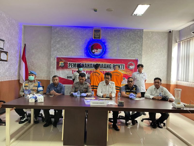 Direktur Reserse Narkoba Polda Papua Barat, Kombes Pol. Japerson Parningotan Sinaga, S.I.K., memimpin konferensi pers dengan menghadirkan dua tersangka beserta barang bukti.
(Foto: Humas Polda Papua Barat)  