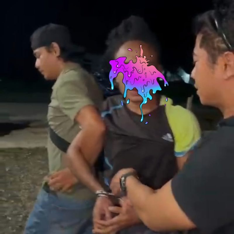 Keterangan gambar: Ipda Yusbin bersama anggota Tim Macan Gunung mengamankan terduga pelaku pemerkosaan, MK (30), yang wajahnya ditutupi. Pelaku nyaris diamuk massa di Kompleks Tahiti, Rabu dini hari (5/8).
Foto: Dokumen Satreskrim Polres Teluk Bintuni.  