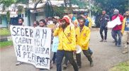Mahasiswa UNIPA saat melakukan long march dari Sekretariat BEM menuju gedung Rektorat dalam aksi demonstrasi jilid II menuntut pencabutan MoU dengan PT Freeport Indonesia, Selasa (5/8/2025). Aksi ini turut direspons langsung oleh Wakil Rektor III dan Wakil Rektor IV UNIPA.
