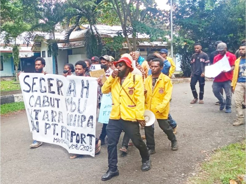 Mahasiswa UNIPA saat melakukan long march dari Sekretariat BEM menuju gedung Rektorat dalam aksi demonstrasi jilid II menuntut pencabutan MoU dengan PT Freeport Indonesia, Selasa (5/8/2025). Aksi ini turut direspons langsung oleh Wakil Rektor III dan Wakil Rektor IV UNIPA.  