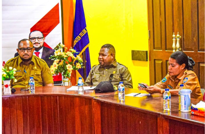 Anggota MRPB (tengah) dan Pemkab Teluk Bintuni Bahas Reintegrasi Damai Berlandaskan Pancasila Bersama Masyarakat Moskona Barat, Selasa (5/8/2025). Foto: Yopi / Melanesia.
