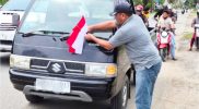 Tampak Kasat Intelkam, Iptu Sofyan, memasang langsung Bendera Merah Putih pada salah satu kendaraan, Rabu (6/8).