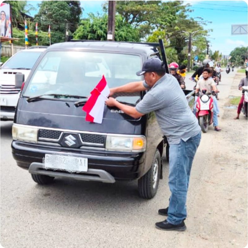 Tampak Kasat Intelkam, Iptu Sofyan, memasang langsung Bendera Merah Putih pada salah satu kendaraan, Rabu (6/8).  