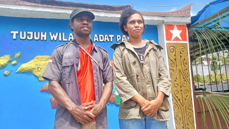 Keterangan Gambar:
Ketua Panitia, Feri Derebi, dan Sekretaris, Maria Kebar, saat memberikan keterangan dalam sesi wawancara.
