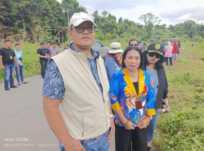 Keterangan gambar : Ketua Pengadilan Tinggi Papua Barat (memakai rompi) bersama Ketua Pengadilan Negeri Manokwari saat meninjau lokasi rencana pembangunan Pengadilan Negeri Teluk Bintuni dan melakukan kerja bakti, usai wawancara, Kamis (7/8/2025).
Foto: Haiser Situmorang/MPR
