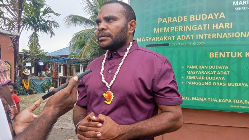 Ketua Pemuda Adat Papua Wilayah Domberai, Septi Metdodga, S.Ip, saat diwawancarai di halaman Kantor Dewan Adat Wilayah III Domberai.