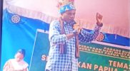 Marten berorasi tentang budaya di halaman Kantor Dewan Adat Papua (DAP).