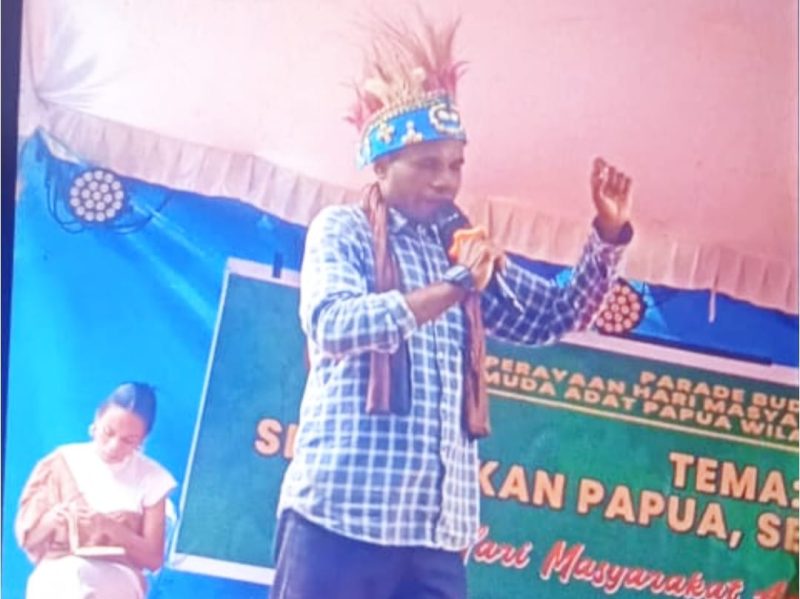 Marten berorasi tentang budaya di halaman Kantor Dewan Adat Papua (DAP).