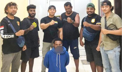 Tim Macan Gunung mengamankan terduga pelaku penikaman anak di bawah umur. Wajah pelaku diburamkan sesuai ketentuan.