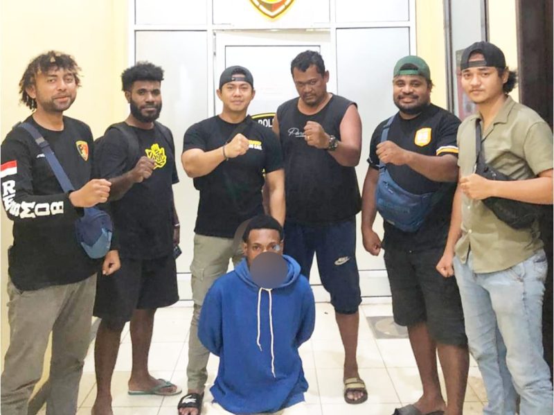 Tim Macan Gunung mengamankan terduga pelaku penikaman anak di bawah umur. Wajah pelaku diburamkan sesuai ketentuan.