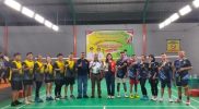 Tampak foto bersama Ketua Panitia HUT ke-80 RI Kabupaten Teluk Bintuni, Kepala Dinas Perhubungan, istri Bupati Teluk Bintuni, dan para pemain sebelum pertandingan dimulai.