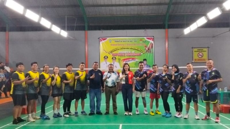 Tampak foto bersama Ketua Panitia HUT ke-80 RI Kabupaten Teluk Bintuni, Kepala Dinas Perhubungan, istri Bupati Teluk Bintuni, dan para pemain sebelum pertandingan dimulai.