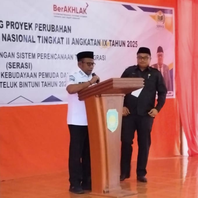 Wakil Bupati Teluk Bintuni, Joko Lingara, secara resmi membuka peluncuran program yang merupakan bagian dari Proyek Perubahan Peserta Pelatihan Kepemimpinan Nasional Tingkat I (Angkatan IX Tahun 2025), didampingi oleh Kepala Dinas Pendidikan, Kebudayaan, Pemuda, dan Olahraga Kabupaten Teluk Bintuni, Dr. Henri Donald Kapuangan, S.Pd., M.M., Jumat (16/8/2025) di Aula Dinas Pendidikan KM 07, Distrik Bintuni.