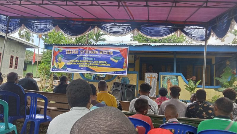 Caption : saat ibadah syukuran wisuda berlangsung di halaman kontrakan Tolikara alamat doansiba, amban Manokwari Papua Barat
