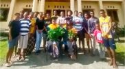 Keterangan Gambar: Tampak para wisudawan berfoto bersama keluarga besar Asrama Mahasiswa Sorong Selatan usai acara syukuran kelulusan. Kebersamaan ini menjadi wujud dukungan dan rasa bangga atas capaian akademik para mahasiswa yang telah menyelesaikan studi mereka di Kota Manokwari.