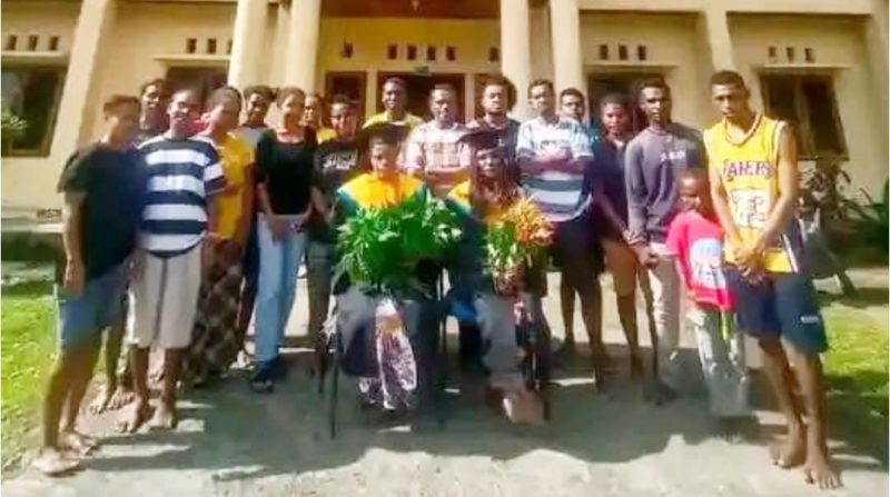 Keterangan Gambar:
Tampak para wisudawan berfoto bersama keluarga besar Asrama Mahasiswa Sorong Selatan usai acara syukuran kelulusan. Kebersamaan ini menjadi wujud dukungan dan rasa bangga atas capaian akademik para mahasiswa yang telah menyelesaikan studi mereka di Kota Manokwari.