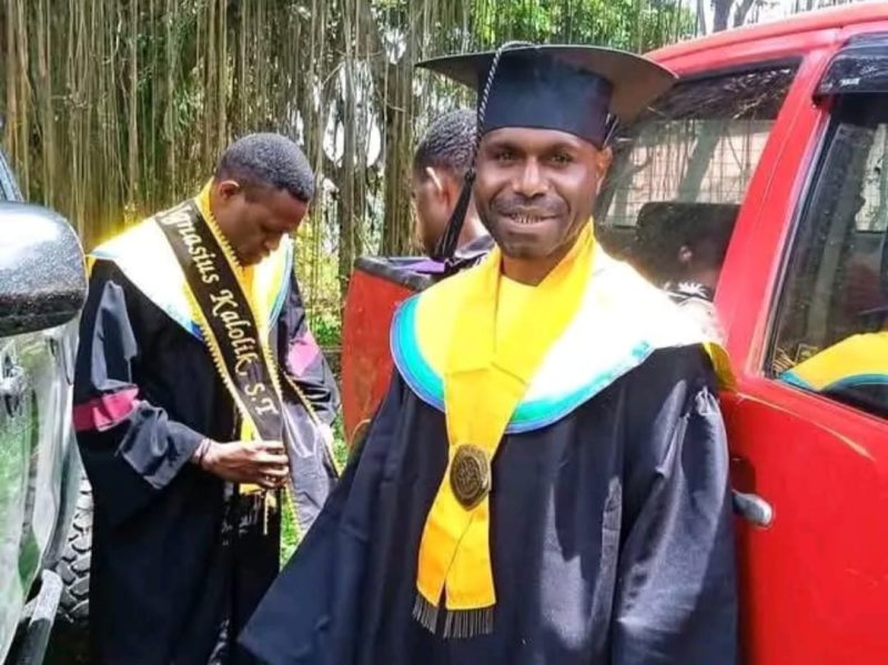 Keterangan Gambar: Juliuanus Surabut, wartawan Mediaprorakyat.com, resmi menyandang gelar Ahli Madya Pertanian (A.Md.P) dari Program Studi D-III Budidaya Tanaman Pangan, Universitas Papua (UNIPA) Manokwari, pada 13 Agustus 2025.
(Foto: Dokumen Pribadi/MPR)  