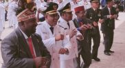 Tampak dari depan, Ketua Majelis Rakyat Papua Barat (MRPB) Judson Ferdinandus Waprak, di sebelahnya Bupati Teluk Bintuni Yohanis Manibuy, Wakil Bupati Joko Lingara, serta Abdul Samad Bauw, anggota MRPB dari unsur Agama Islam. Mereka bersama pasukan Paskibra dan Forkopimda turut bergoyang bersama. (17/8) Foto: Haiser Situmorang/MPR