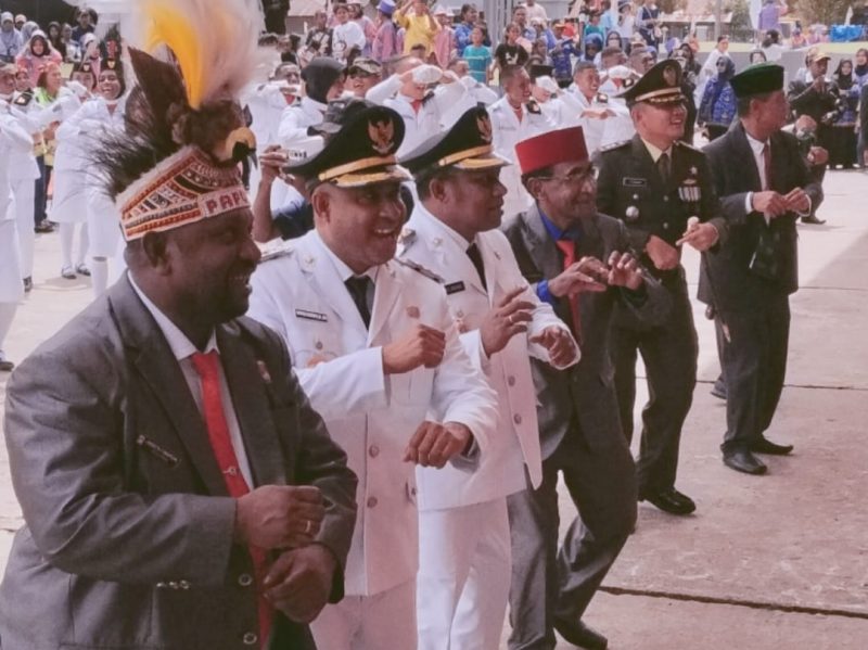 Tampak dari depan, Ketua Majelis Rakyat Papua Barat (MRPB) Judson Ferdinandus Waprak, di sebelahnya Bupati Teluk Bintuni Yohanis Manibuy, Wakil Bupati Joko Lingara, serta Abdul Samad Bauw, anggota MRPB dari unsur Agama Islam. Mereka bersama pasukan Paskibra dan Forkopimda turut bergoyang bersama.
(17/8) Foto: Haiser Situmorang/MPR