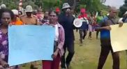 Keterangan Gambar: Massa aksi digelar di halaman Kantor Distrik Ayamaru Utara, Kabupaten Maybrat, Provinsi Papua Barat Daya.
