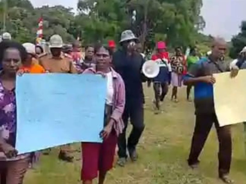 Keterangan Gambar: Massa aksi digelar di halaman Kantor Distrik Ayamaru Utara, Kabupaten Maybrat, Provinsi Papua Barat Daya.
