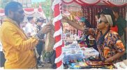 Keterangan gambar: Kepala Kanwil Kemenag Papua Barat, Luksen Jems Mayor, S.Sos., M.A.P. (kiri), saat mengunjungi salah satu stan pameran.
