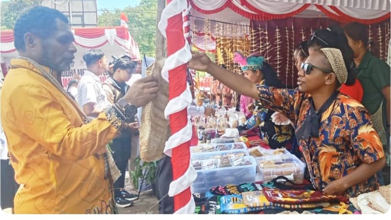 Keterangan gambar: Kepala Kanwil Kemenag Papua Barat, Luksen Jems Mayor, S.Sos., M.A.P. (kiri), saat mengunjungi salah satu stan pameran.