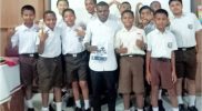 Keterangan Gambar: Marten berfoto bersama siswa-siswi SMP Negeri 2 Manokwari usai berbagi ilmu menulis.