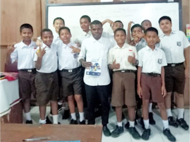 Keterangan Gambar: Marten berfoto bersama siswa-siswi SMP Negeri 2 Manokwari usai berbagi ilmu menulis.
