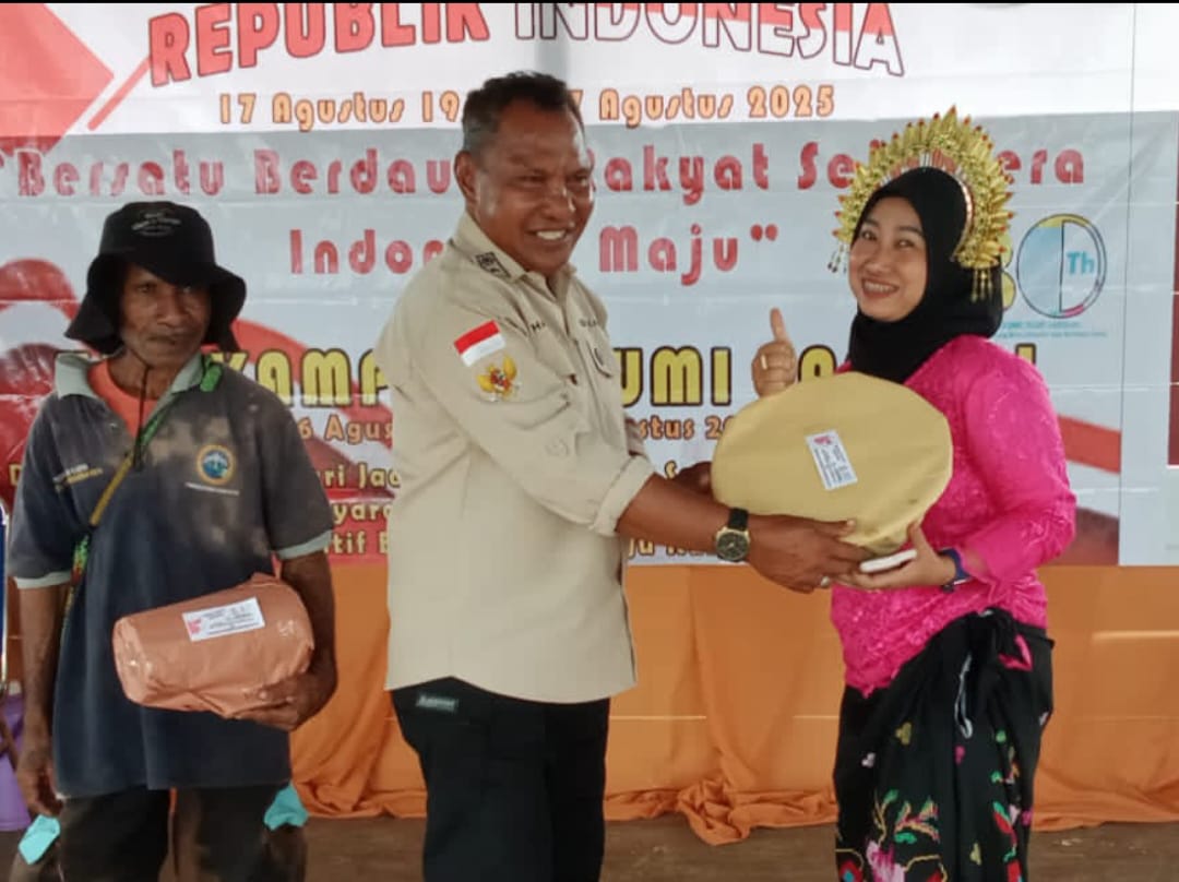 Kepala Kampung Bumi Saniari, Suharto Sangaji, menyerahkan hadiah kepada para pemenang lomba dalam rangkaian HUT RI.
