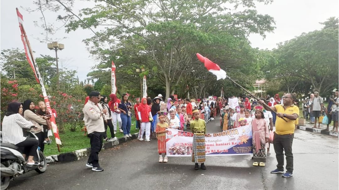 Warga Kampung Bumi Saniari tampak antusias menyaksikan karnaval budaya yang melibatkan anak-anak sebagai bagian dari perayaan HUT ke-80 Republik Indonesia dan HUT ke-30 Kampung Bumi Saniari. Kepala Kampung Bumi Saniari bersama tokoh masyarakat, Imanuel Horna, turut hadir dan secara simbolis melepas para peserta karnaval dengan mengangkat bendera Merah Putih.